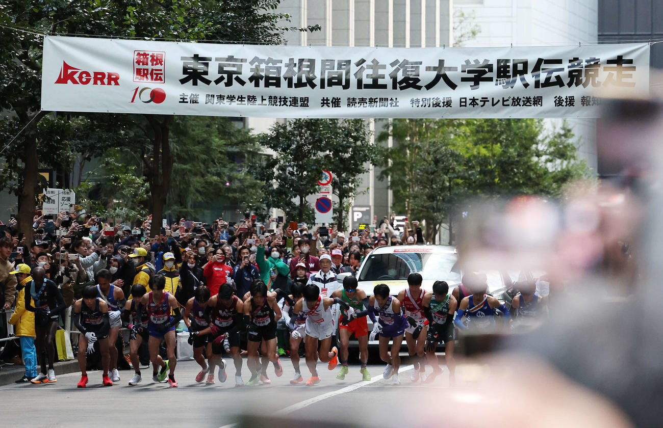大手町を一斉にスタートする1区の選手たち（撮影・宮地輝）