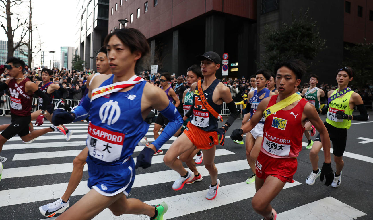 大手町を一斉にスタートする1区の選手たち（撮影・宮地輝）