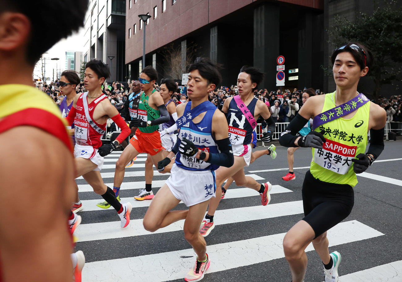 大手町を一斉にスタートする1区の選手たち（撮影・宮地輝）