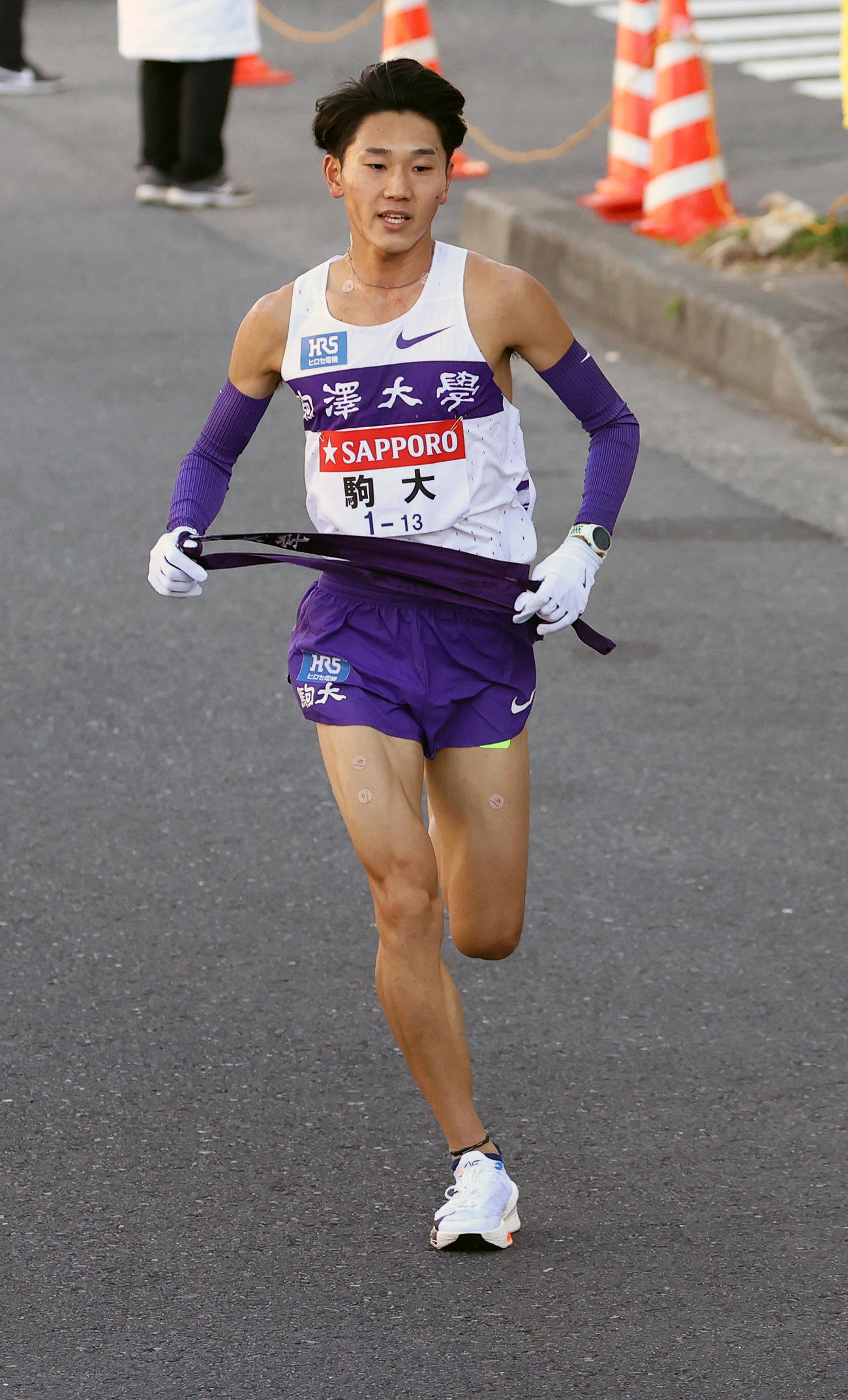 力走する駒大1区篠原（撮影・大野祥一）