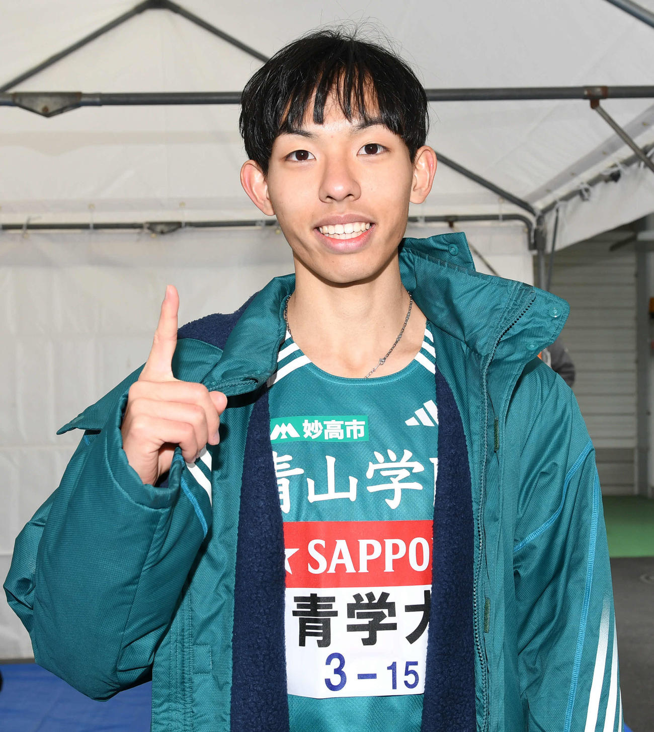 区間賞を獲得した青学大2区黒田は笑顔でポーズ（撮影・山崎安昭）