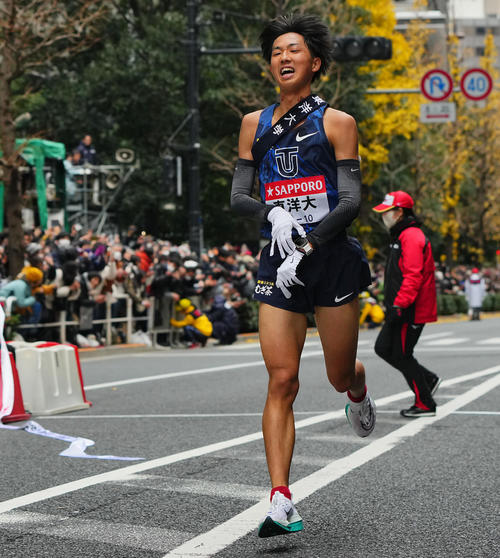 4位でゴールする東洋大10区岸本（撮影・垰建太）