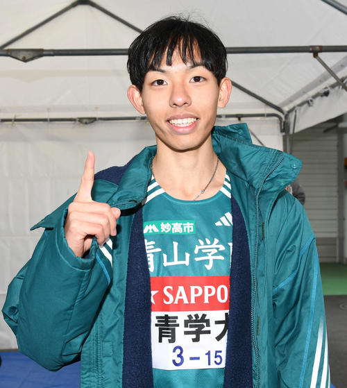区間賞を獲得した青学大2区黒田は笑顔でポーズ（撮影・山崎安昭）