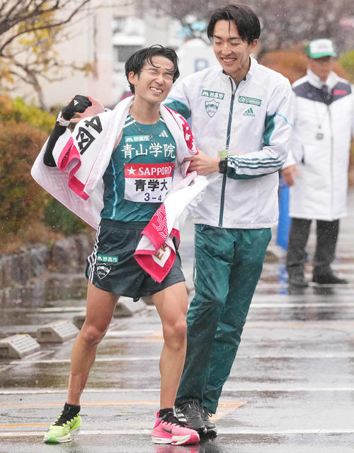 小田原中継所トップでたすきリレーした青学大4区佐藤（左）はガッツポーズ（撮影・鈴木みどり）