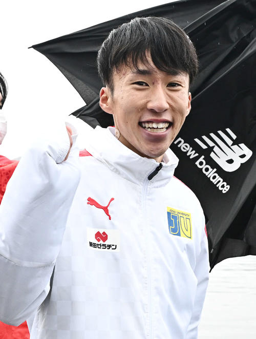 5区区間賞の城西大・山本は笑顔を見せる（撮影・滝沢徹郎）