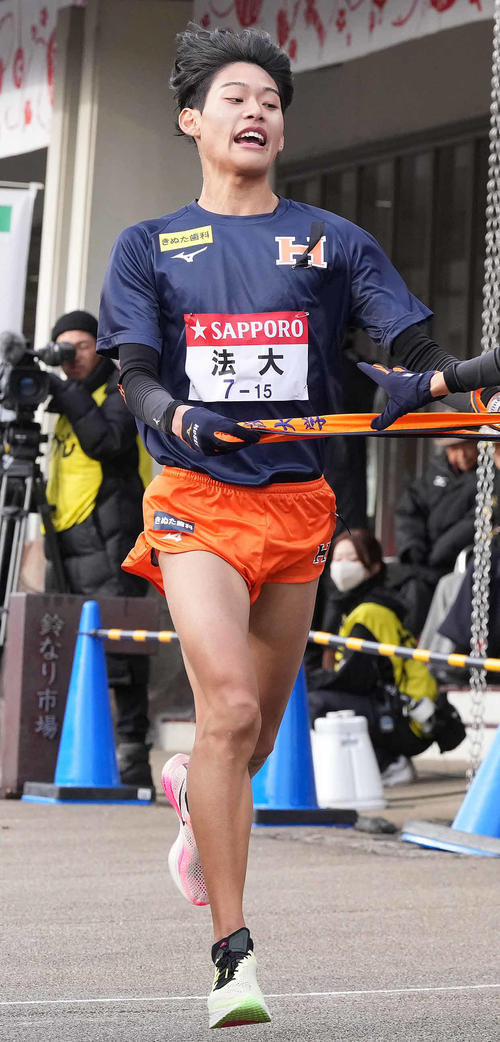 小田原中継所に到着した法大6区武田（撮影・鈴木みどり）