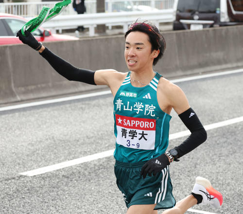 戸塚中継所でタスキを受け取り駆け出す青学大9区倉本（撮影・宮地輝）