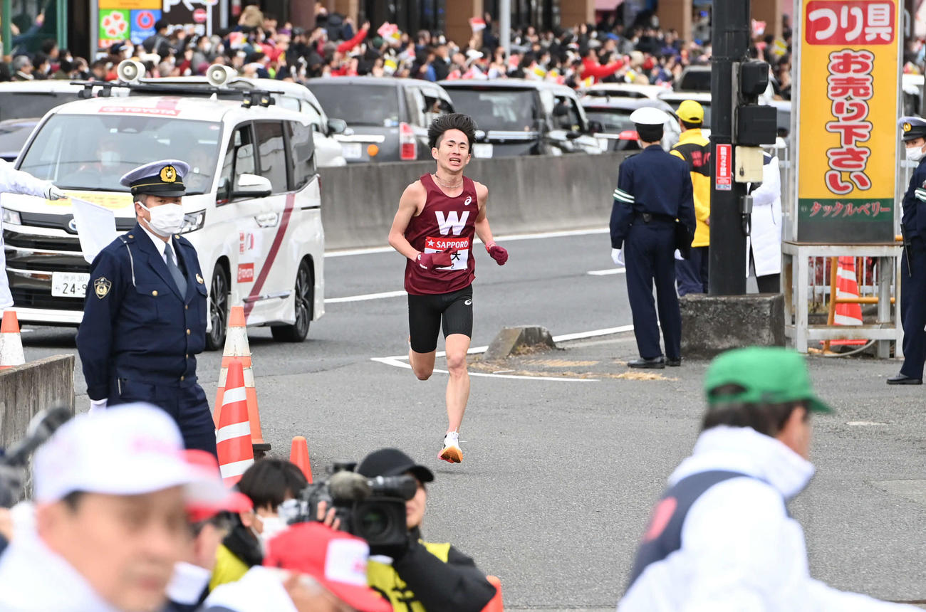 戸塚中継所へ駆け込む早大2区山口（撮影・山崎安昭）