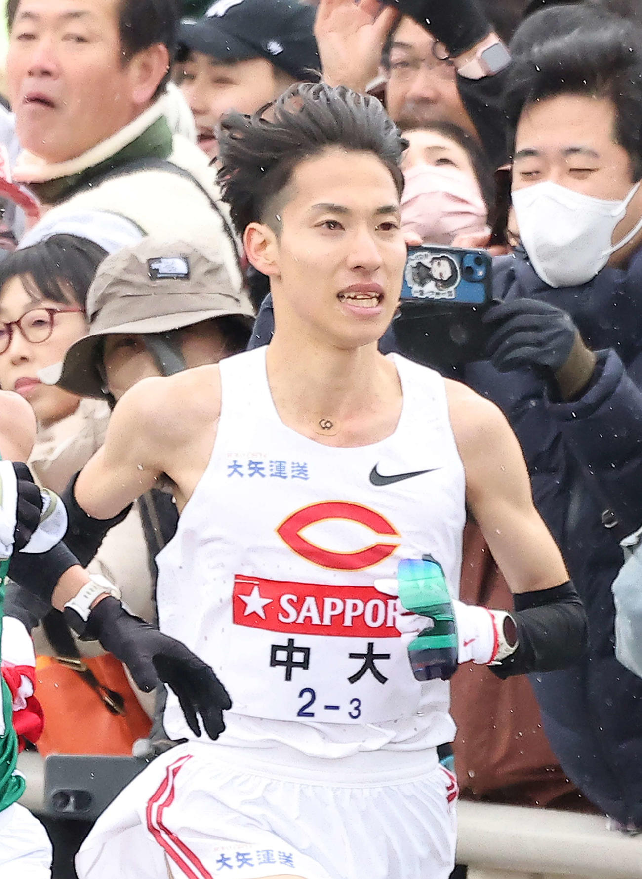 平塚中継所手前を力走する中大3区中野（撮影・河田真司）