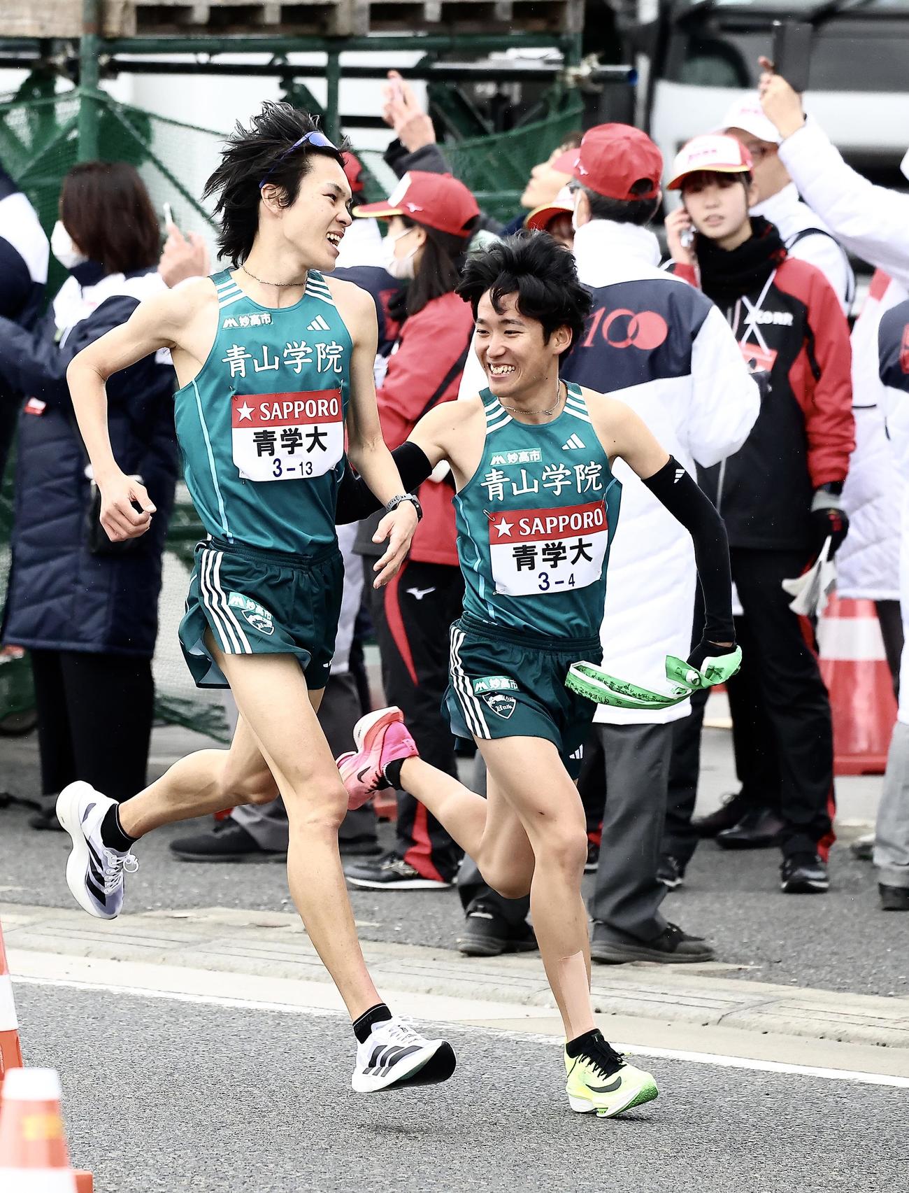 平塚中継所、青学大3区太田（左）は1位で4区佐藤にたすきを渡す（撮影・河田真司）