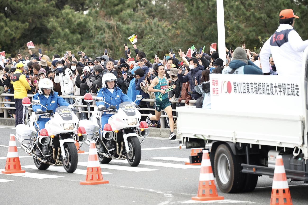 平塚中継所手前の直進を力走する青学大3区太田（中央）（撮影・河田真司）