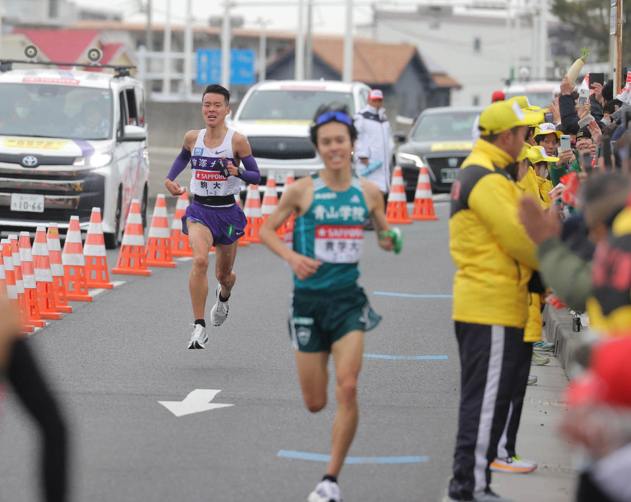 駒大3区の佐藤（左）は前を走る青学大3区の太田を追う（代表撮影）