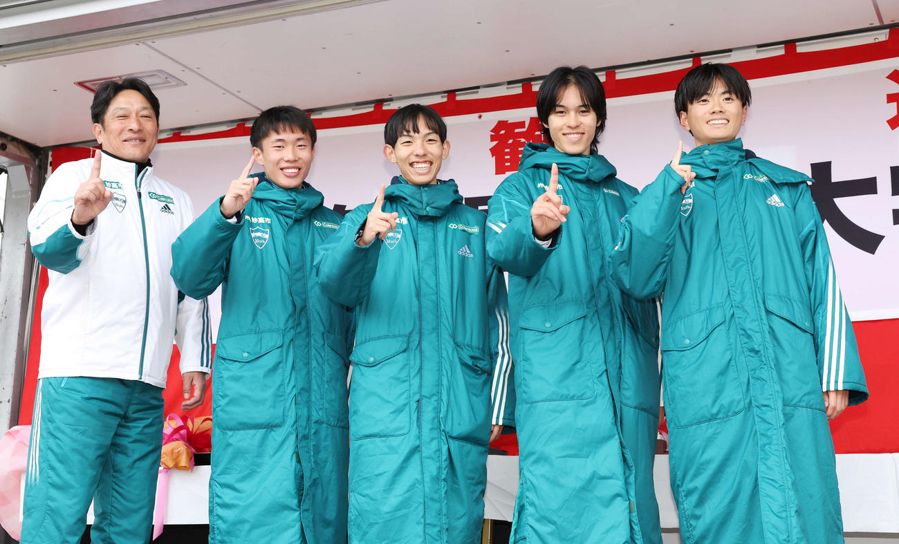 往路優勝し、1番ポーズを決める青学大の、左から原監督、1区荒巻、2区黒田、3区太田、5区若林（撮影・宮地輝）