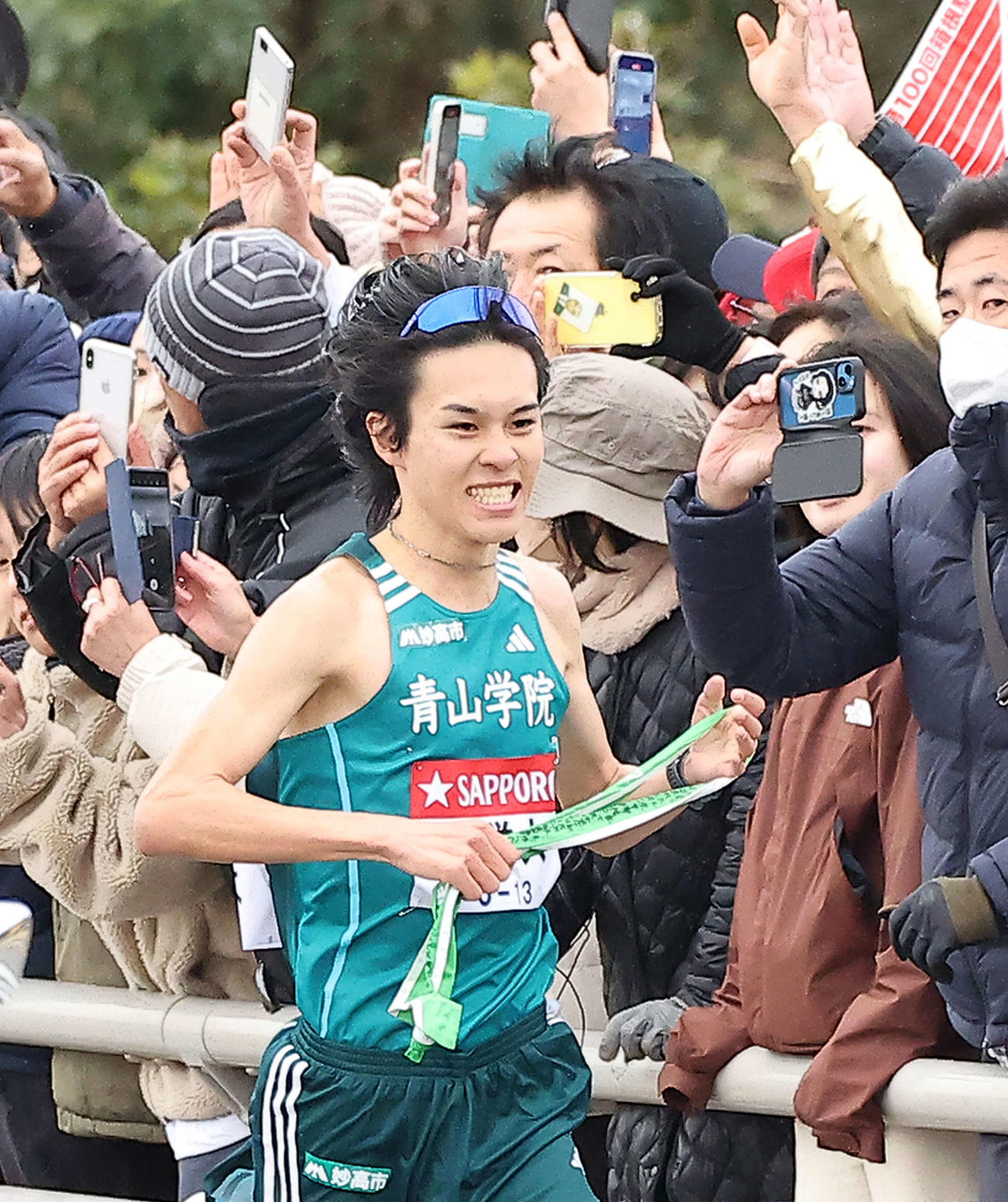 平塚中継所手前を力走する青学大3区太田（撮影・河田真司）
