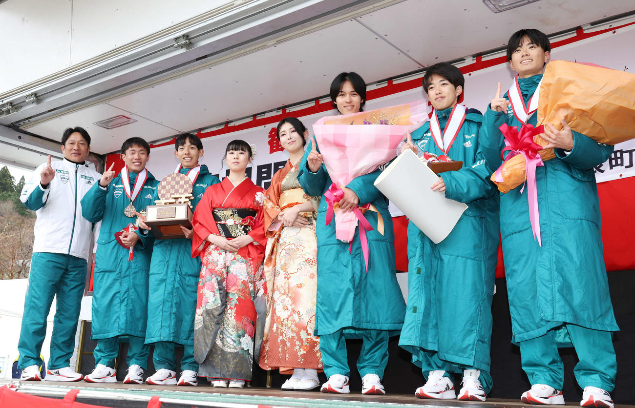 往路優勝し、1番ポーズを決める青学大の、左から原監督、1区荒巻、2区黒田、2人おいて3区太田、4区佐藤、5区若林（撮影・宮地輝）