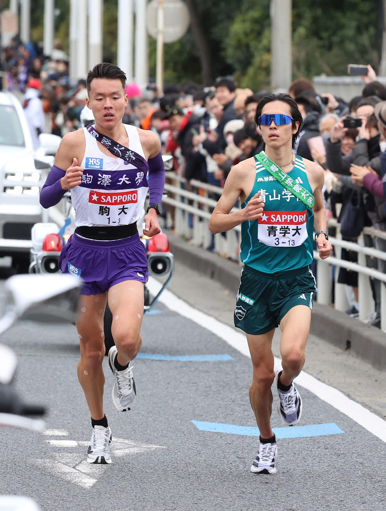 3区、駒大・佐藤（左）と並走する青学大・太田（撮影・河野匠）