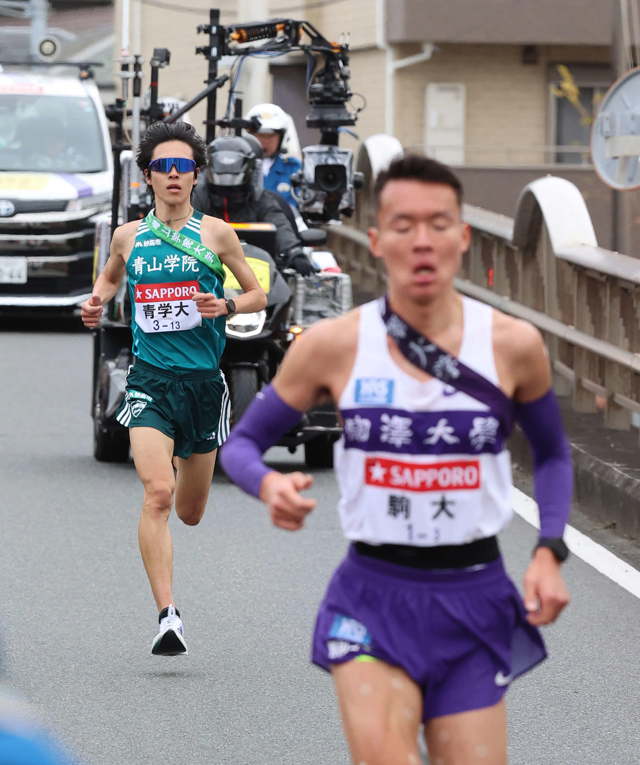 3区、駒大・佐藤（手前）を追う青学大・太田（撮影・河野匠）