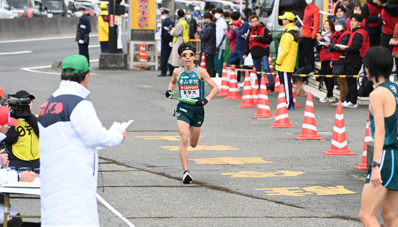 戸塚中継所に駆け込む青学大2区黒田。右は3区太田（撮影・山崎安昭）