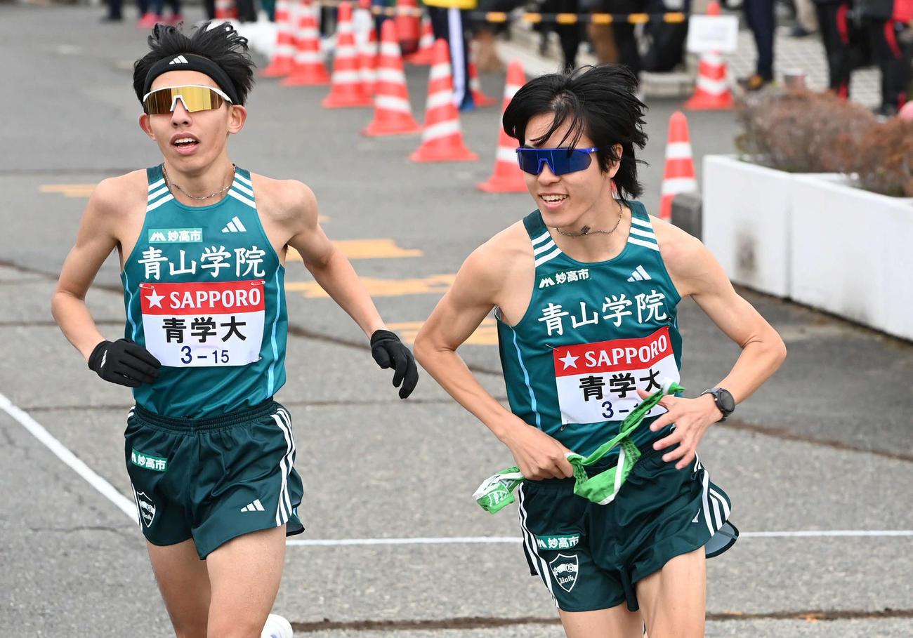 戸塚中継所から駆け出す青学大3区太田生。左は2区黒田（撮影・山崎安昭）