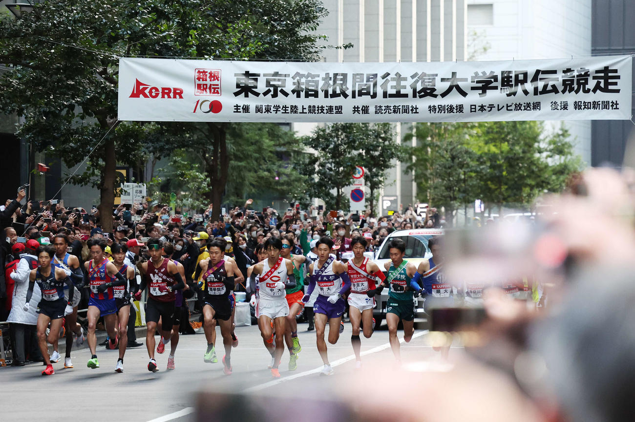 大手町を一斉にスタートする1区の選手たち（撮影・宮地輝）