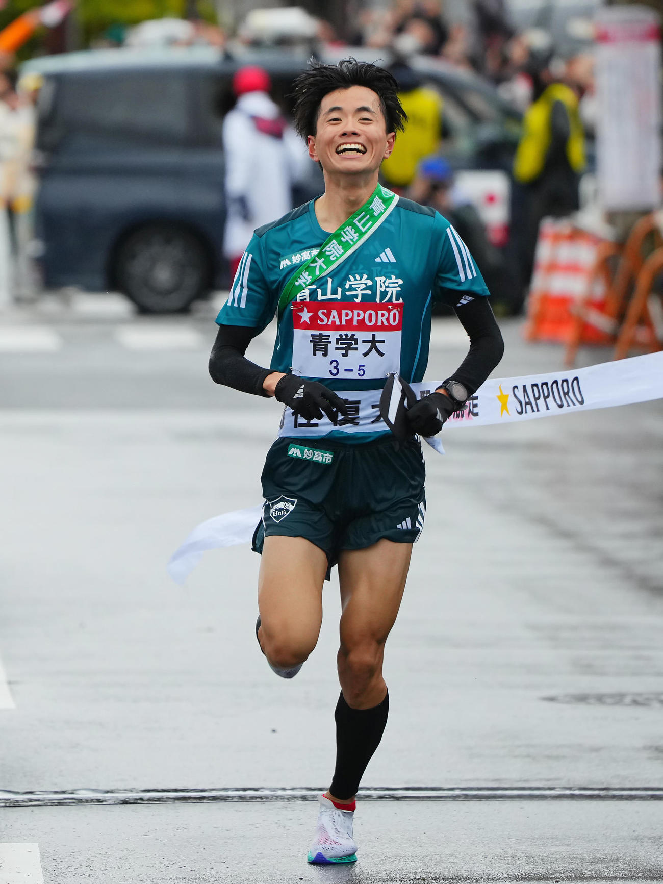 1位でゴールする青学大5区の若林（撮影・垰建太）
