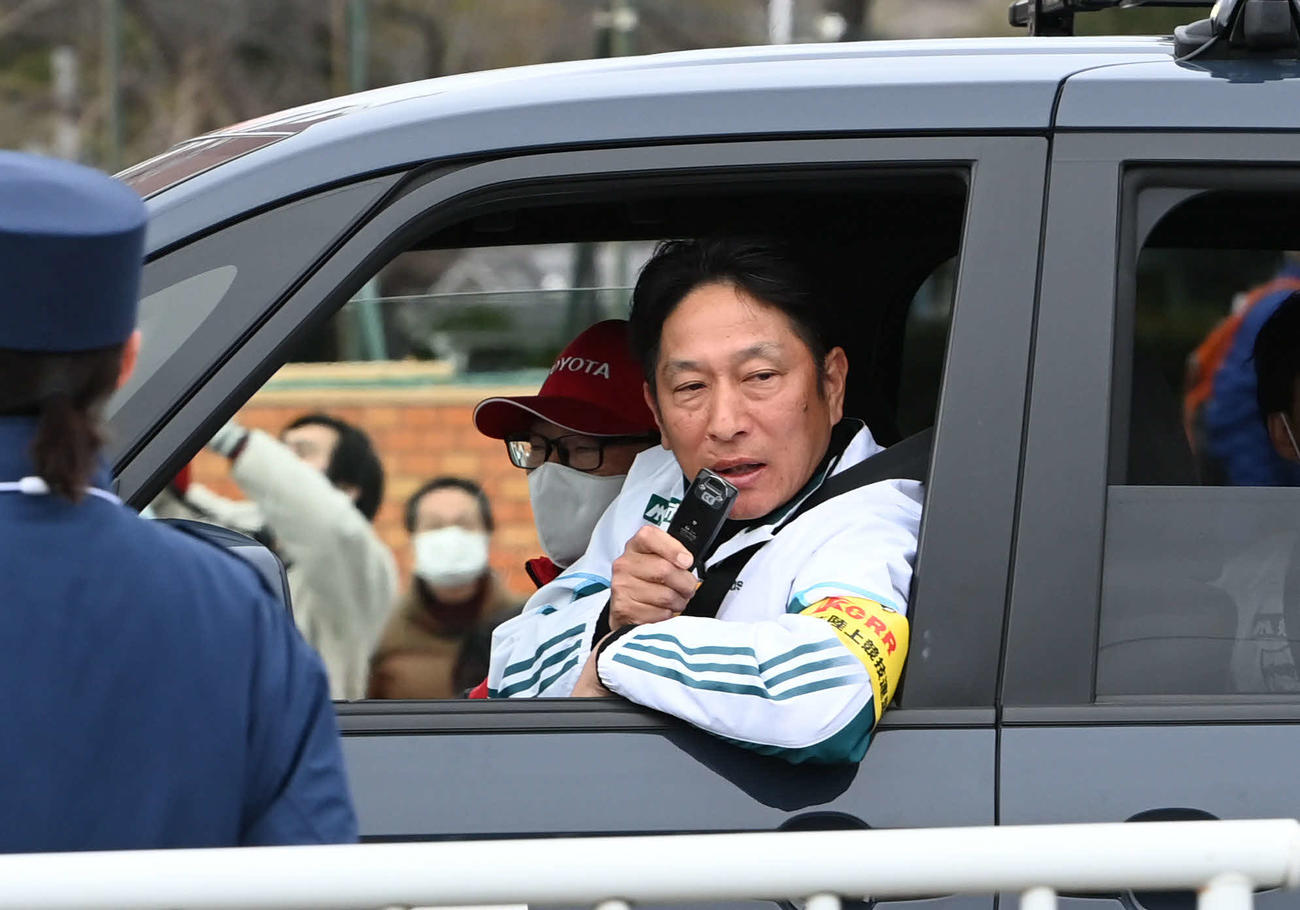 青学大・原監督は戸塚中継所にゴールした2区黒田に声をかける（撮影・山崎安昭）