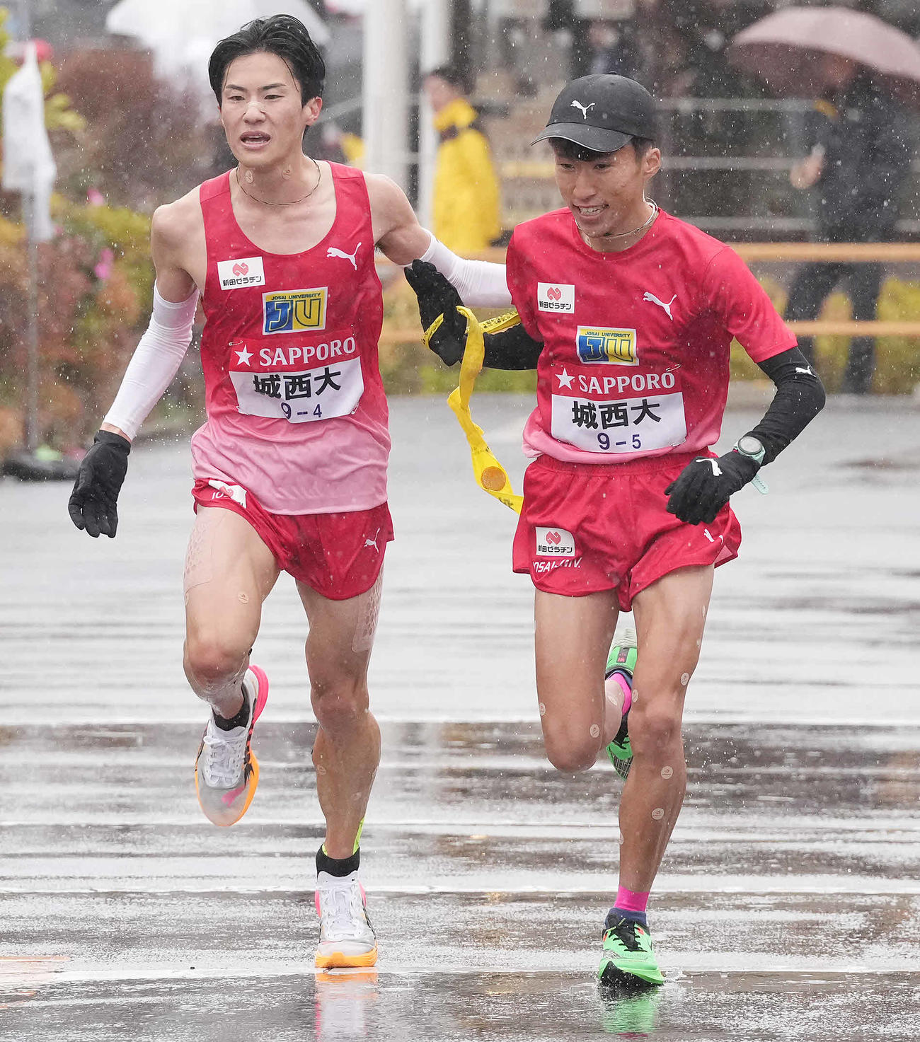 城西大4区山中（左）は小田原中継所で5区山本にたすきを渡す（撮影・鈴木みどり）