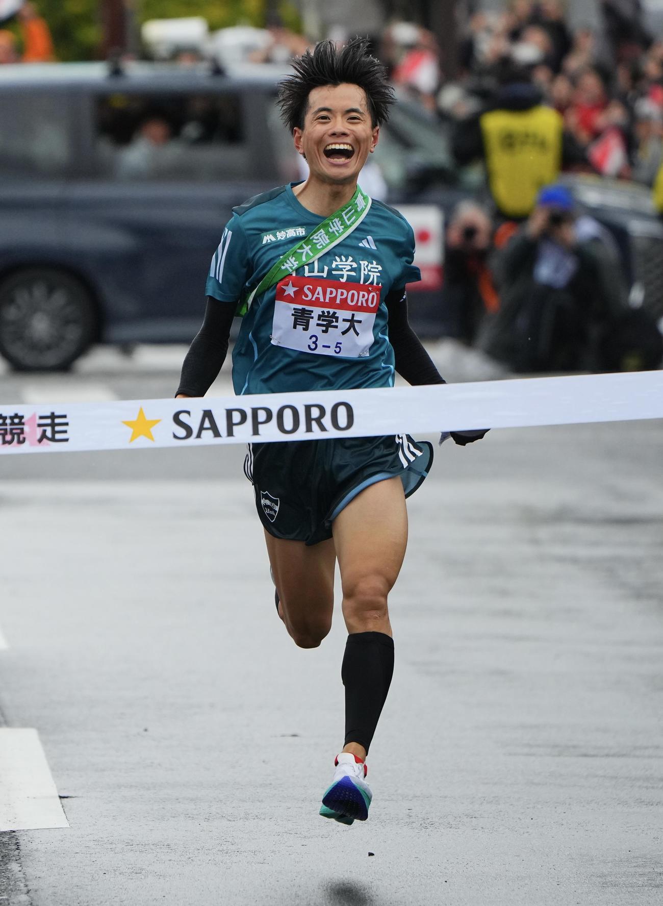 箱根駅伝　往路　1位でゴールする青学大5区若林（撮影・垰建太）