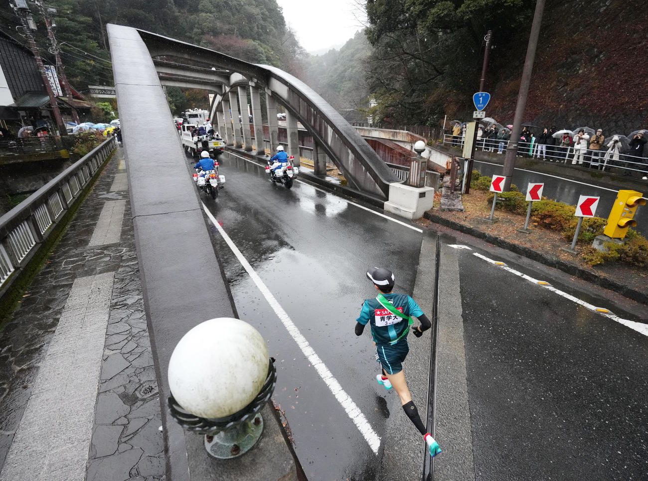 青学大5区若林は、旭橋を通過しゴールを目指す（撮影・菅敏）
