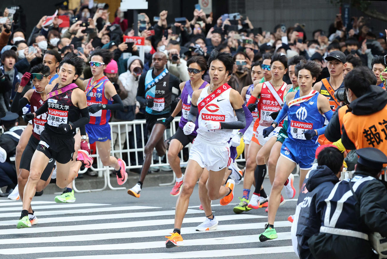 多くの観客が集まった大手町をスタートする1区の選手たち。前列左から国学院大・伊地知、中大・溜池、順大・三浦（撮影・河野匠）
