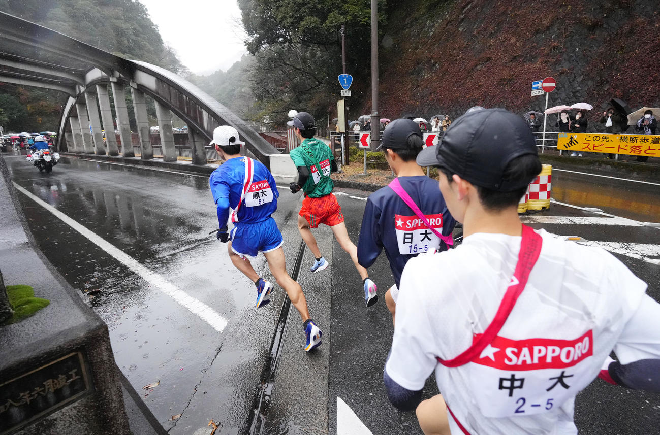 旭橋を渡りゴールを目指す、左から順大5区石井、大東大5区菊地、日大5区大橋、中大5区山崎（撮影・菅敏）