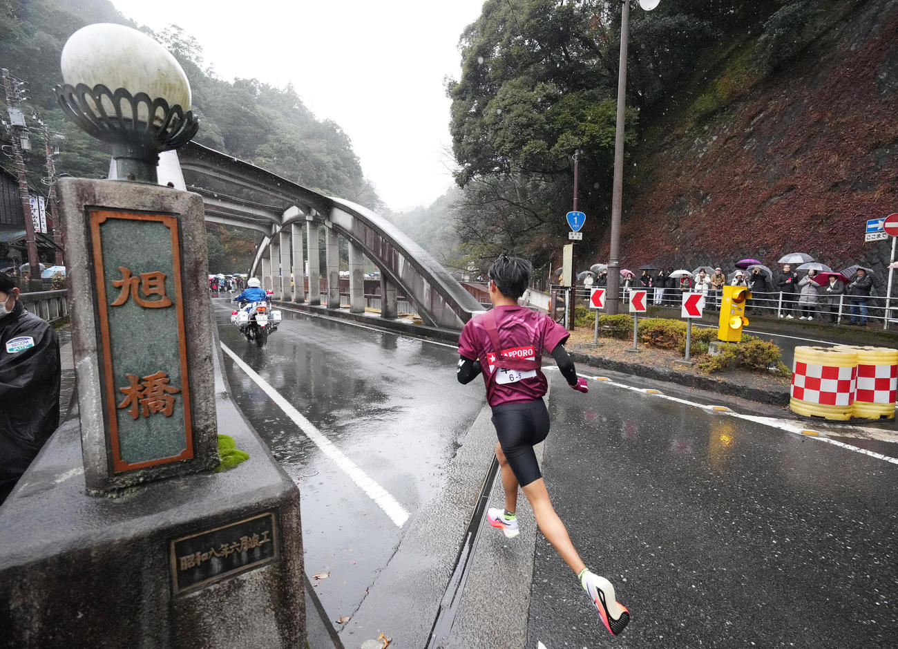 早大5区工藤は、旭橋を渡りゴールを目指す（撮影・菅敏）