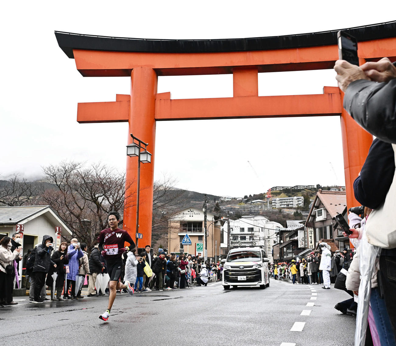 箱根神社の大鳥居を走り抜ける早大5区工藤（撮影・滝沢徹郎）