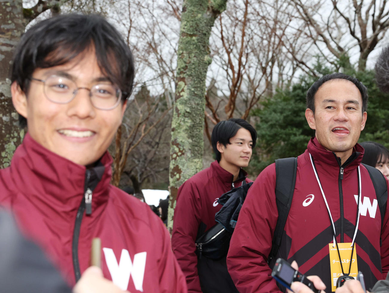 笑顔で取材に応じる早大5区工藤（左）を見つめる花田監督（撮影・宮地輝）