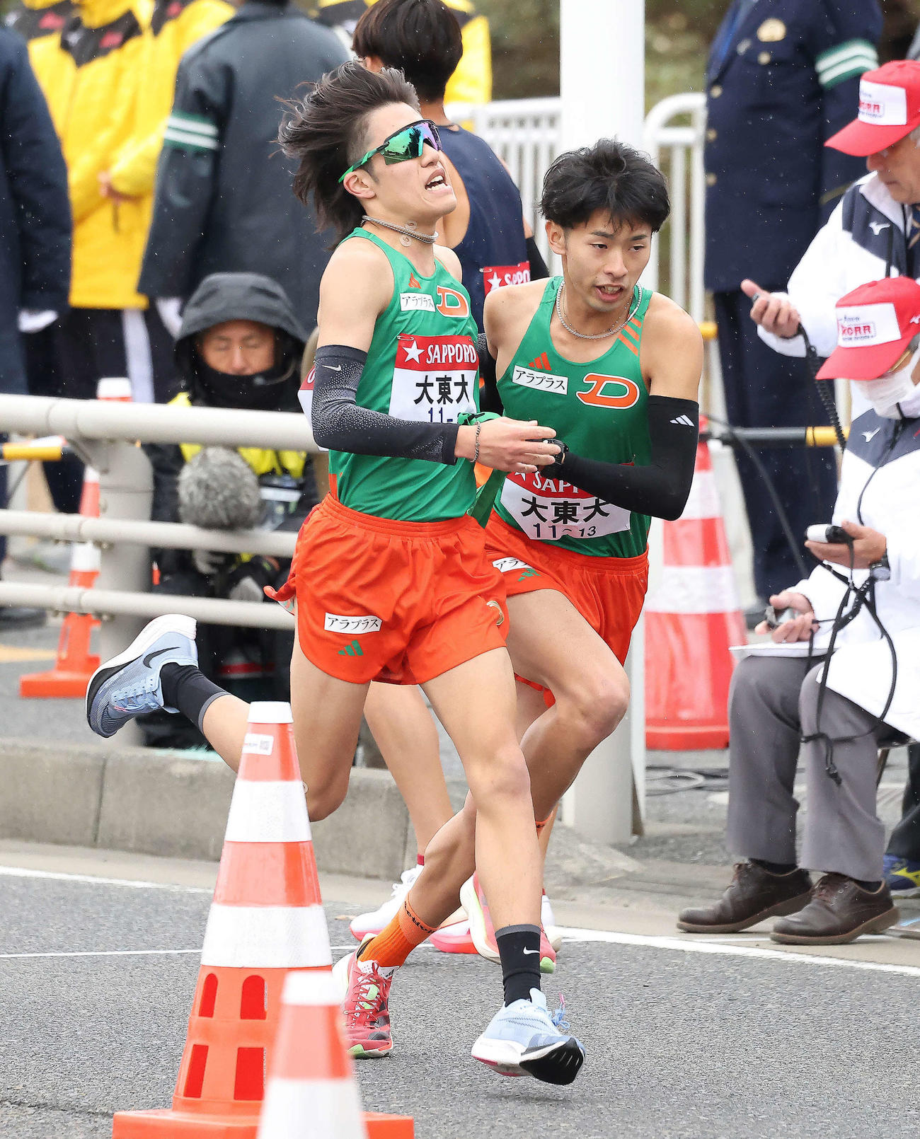 平塚中継所、大東大3区入浜（左）は11位で4区西代にたすきを渡す（撮影・河田真司）