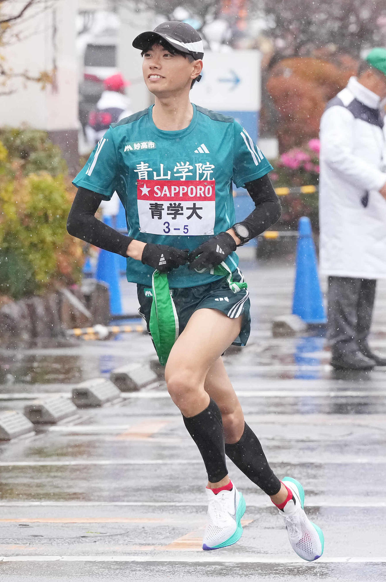 小田原中継所を出発する青学大5区若林（撮影・鈴木みどり）