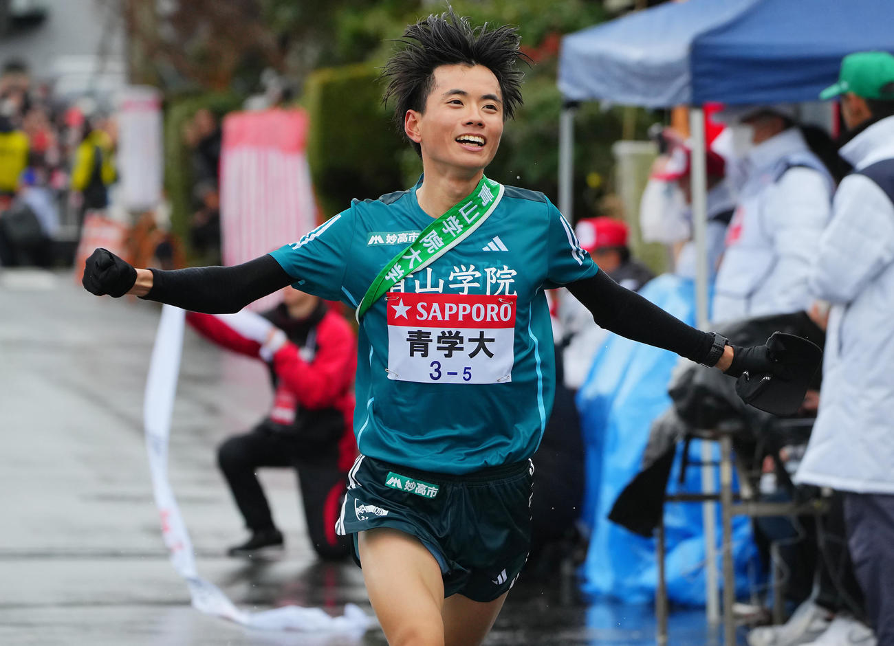 1位でゴールする青学大5区の若林（撮影・垰建太）