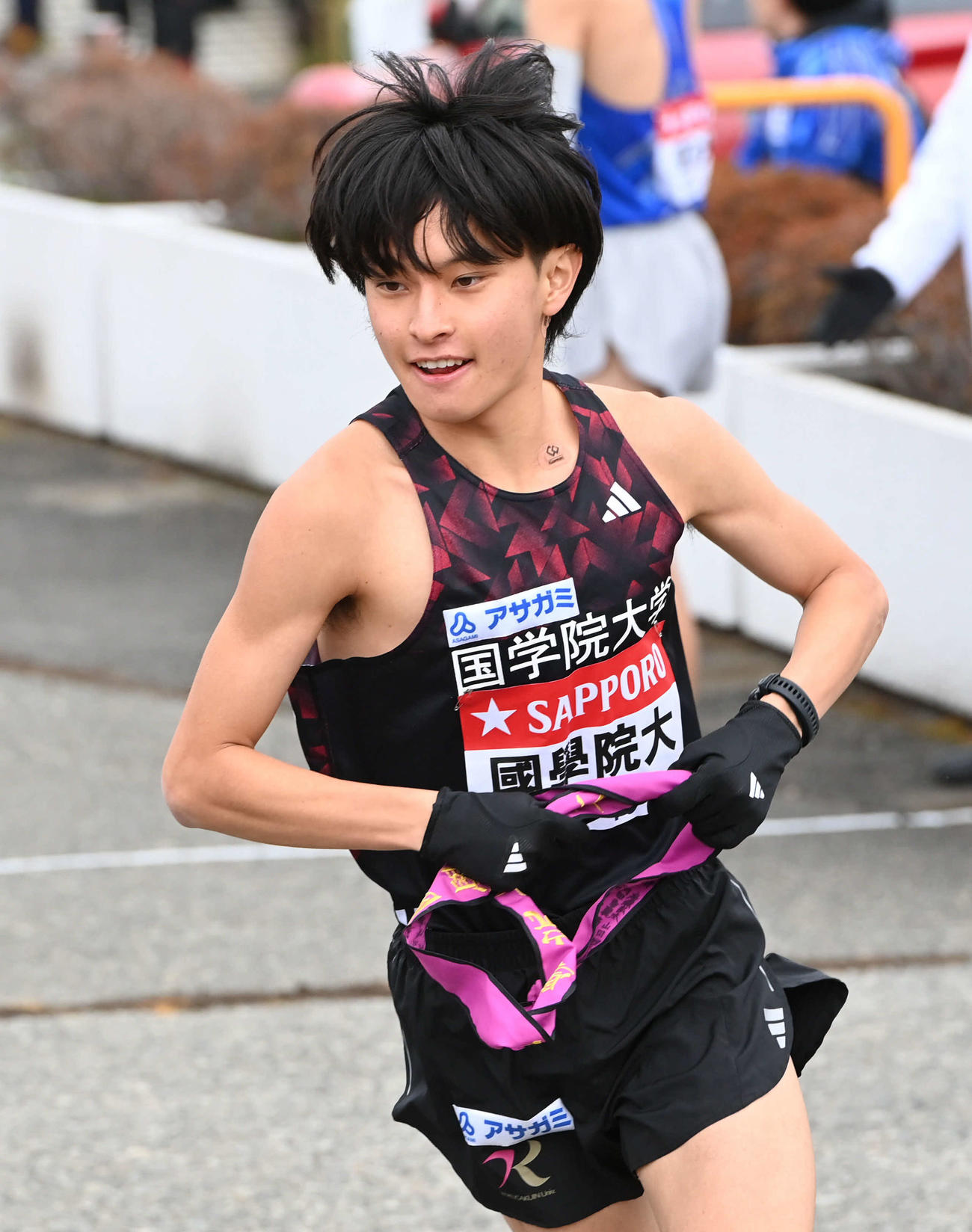 戸塚中継所から駆け出す国学院大3区青木（撮影・山崎安昭）
