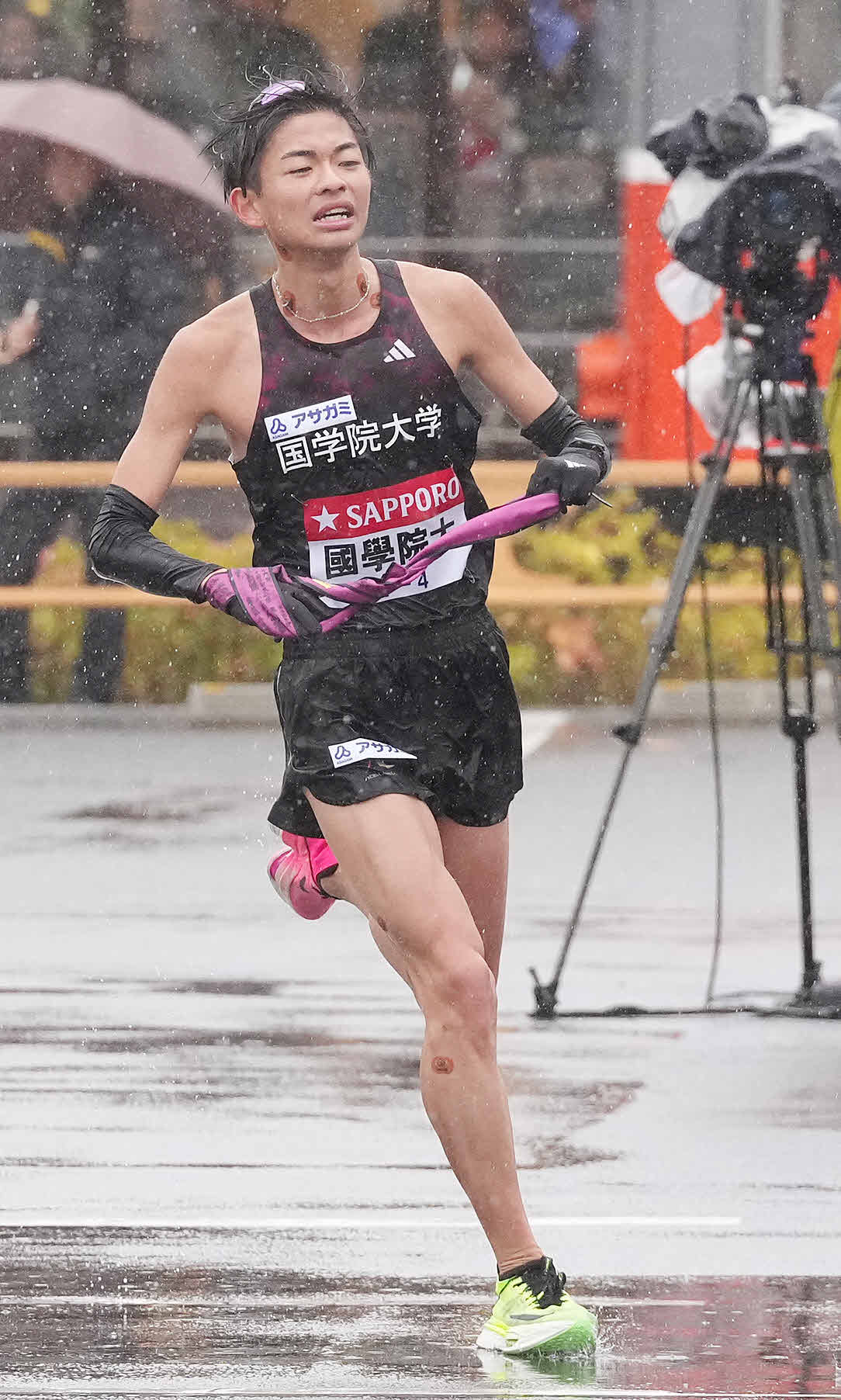 小田原中継所に到着した国学院大4区辻原（撮影・鈴木みどり）