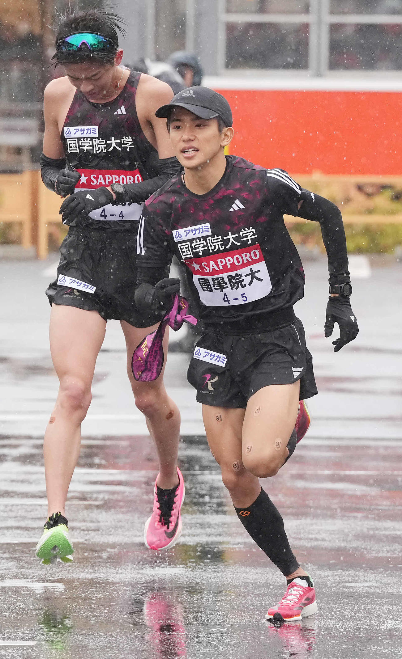 小田原中継所を出発する国学院大5区上原（右）（撮影・鈴木みどり）