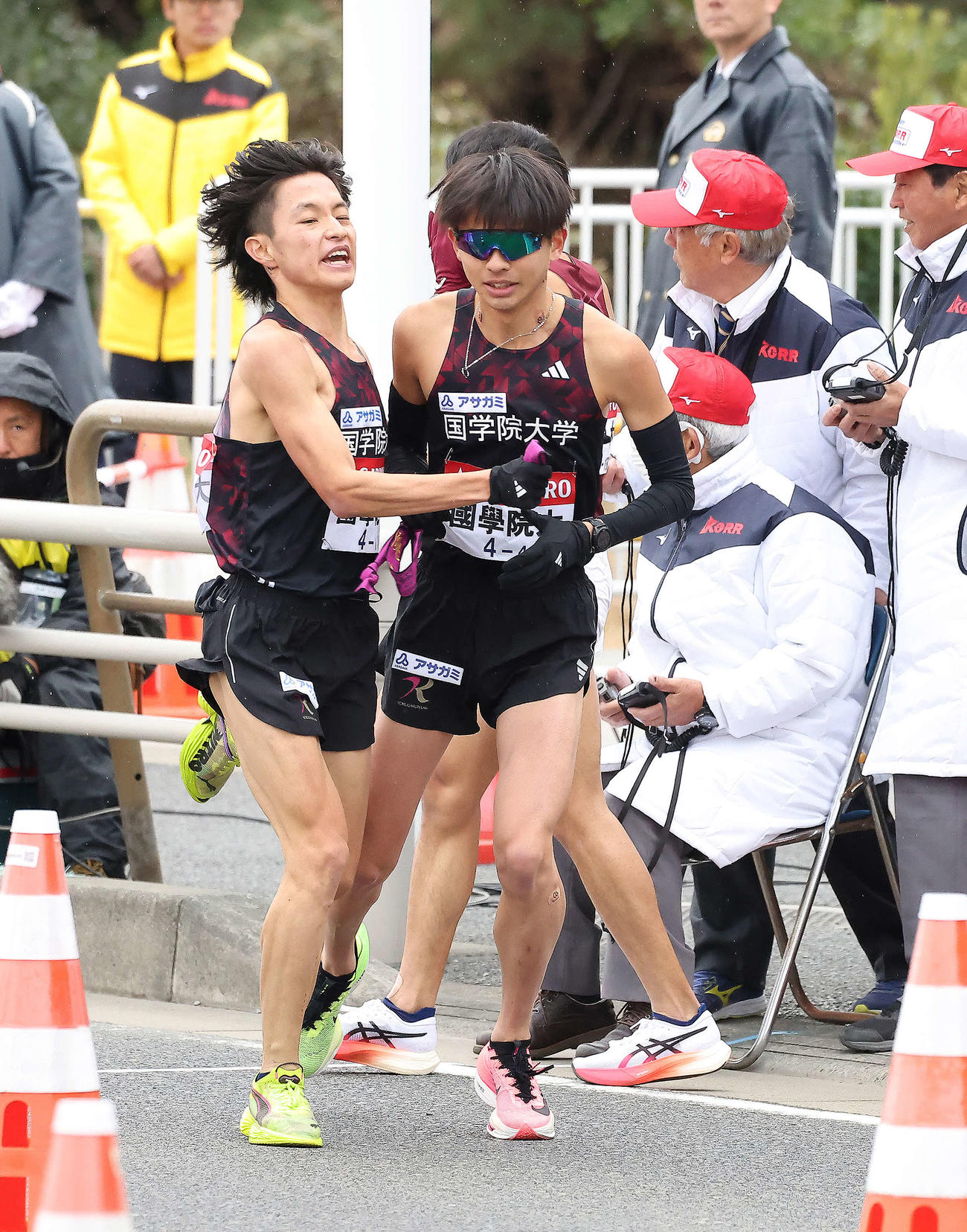 平塚中継所、国学院大3区青木（左）は6位で4区辻原にたすきを渡す（撮影・河田真司）