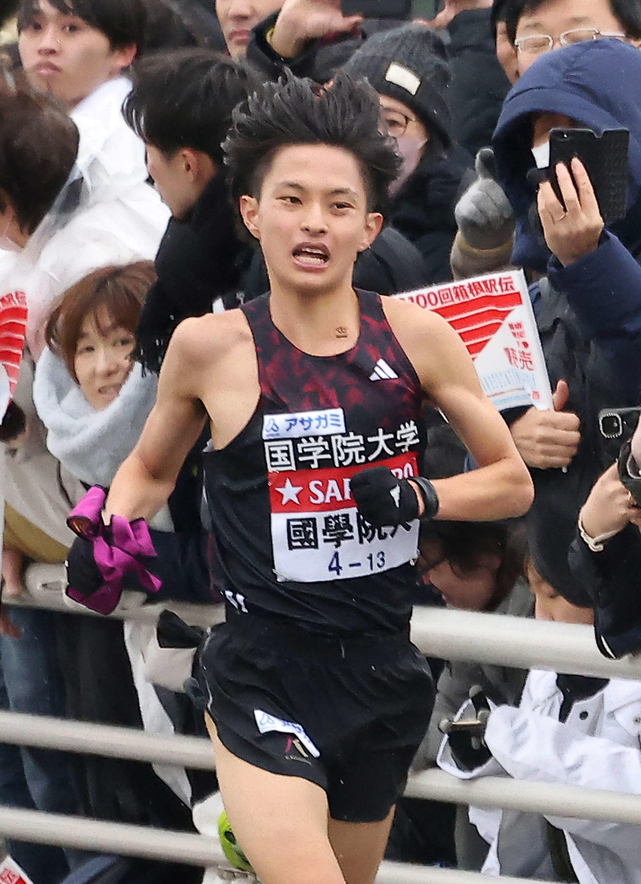 平塚中継所手前を力走する国学院大3区青木（撮影・河田真司）