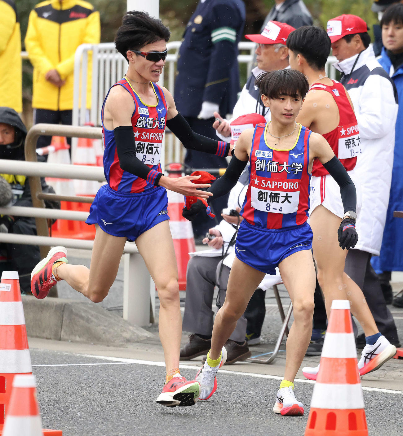 平塚中継所、創価大3区山森（左）は8位で4区野沢（撮影・河田真司）