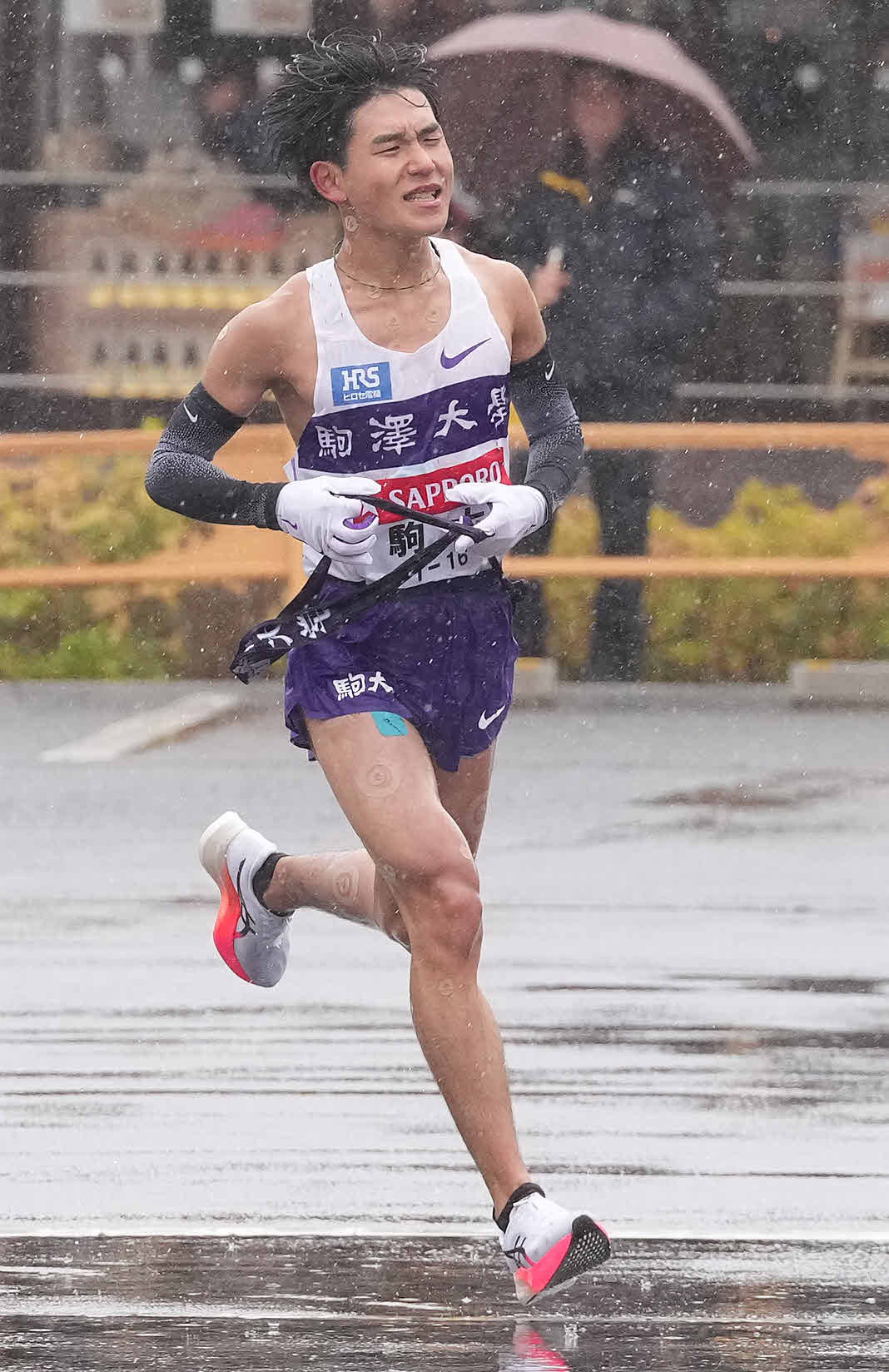 小田原中継所に到着した駒大4区山川（撮影・鈴木みどり）
