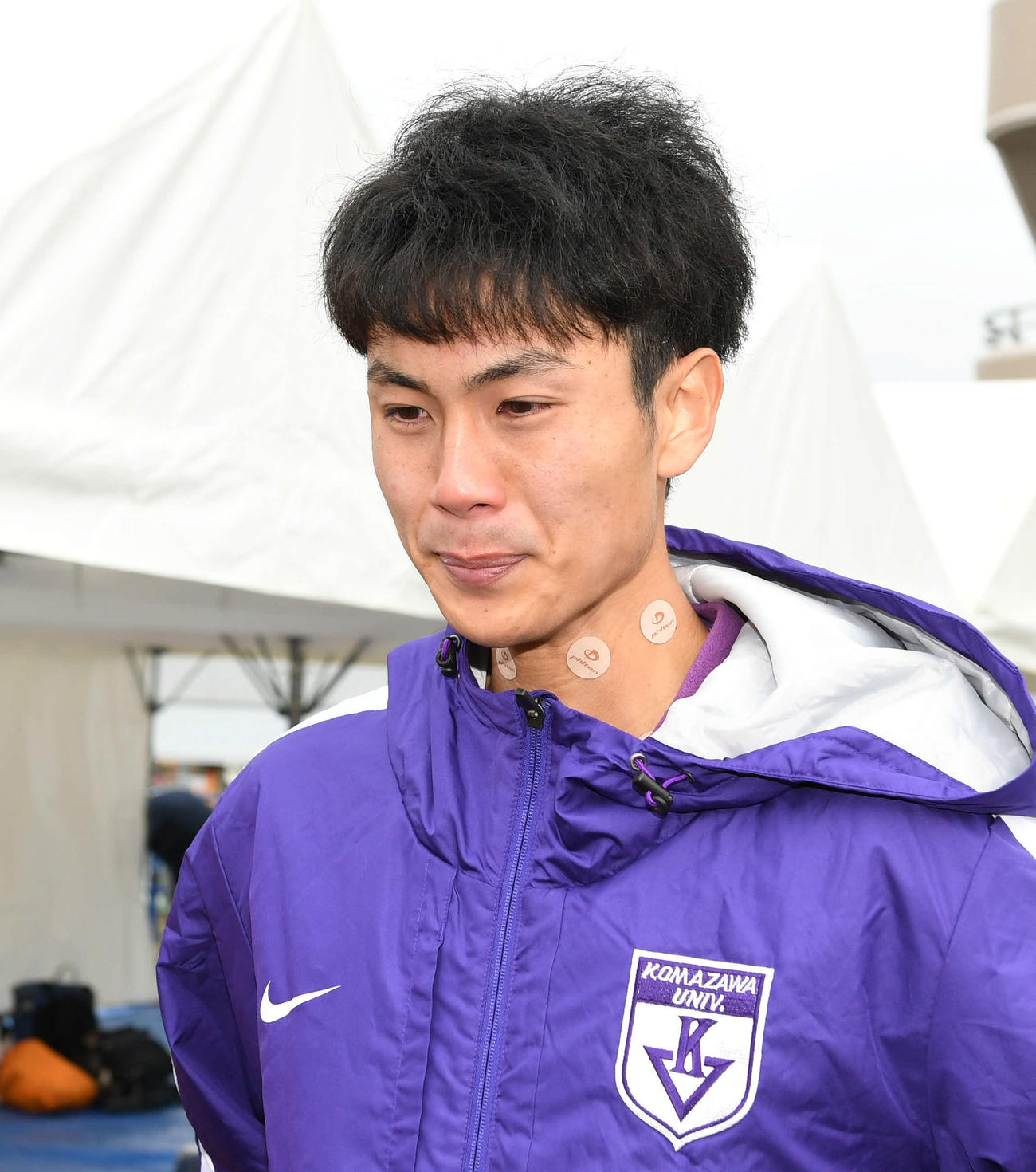 駒大2区鈴木は涙でレースを振り返る（撮影・山崎安昭）