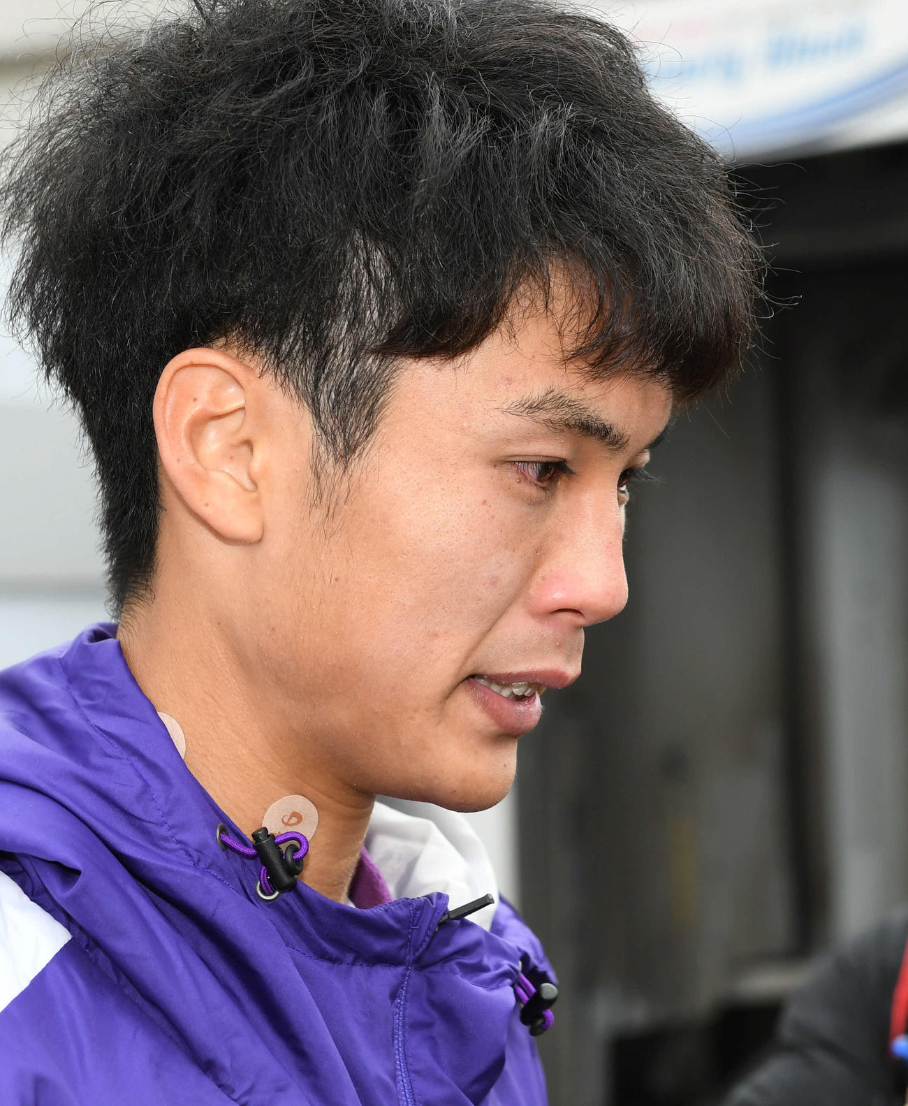 駒大2区鈴木は涙でレースを振り返る（撮影・山崎安昭）