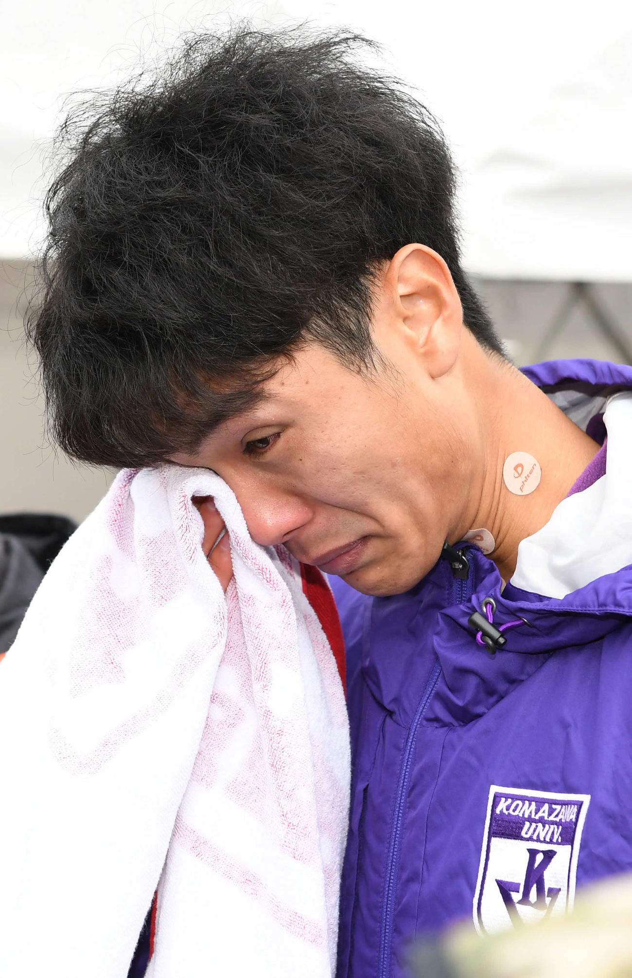 駒大2区鈴木は涙でレースを振り返る（撮影・山崎安昭）