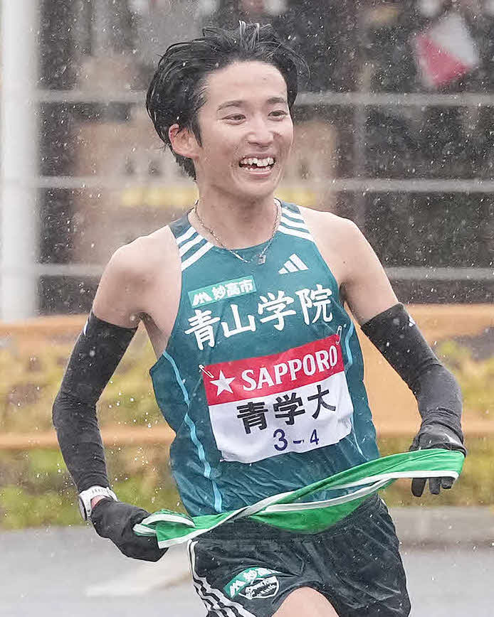 箱根駅伝往路　小田原中継所　青学大4区佐藤一世（左）は小田原中継所で5区若林宏樹にたすきを渡す＝2024年1月2日