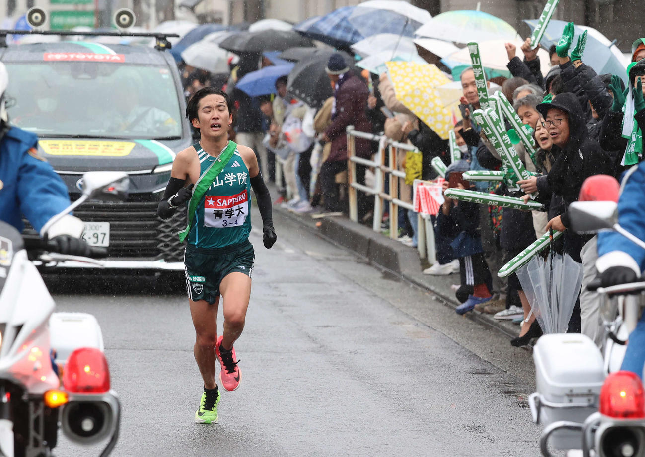 4区、雨の降る中苦しい表情を見せる青学大・佐藤（撮影・河野匠）