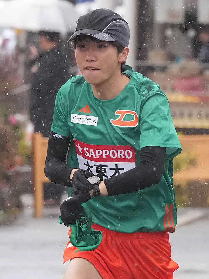 小田原中継所を出発する大東大5区菊地駿介